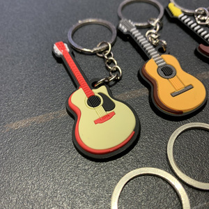 Criativo PVC Soft Instrumentos Musicais Silicone Keychain <span class=keywords><strong>Anime</strong></span> Rubber <span class=keywords><strong>Guitar</strong></span> Piano Keychain Acessórios - Product Image 3