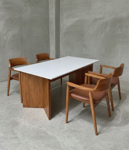 Ensemble de table à manger minimaliste de style mid-century modern avec base sculpturale en teck et fauteuils en cuir - Product Image 1