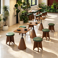 Ensemble de mobilier pour café : Banquettes en cuir PU et bois massif, tables et chaises commerciales durables pour bistrots et salons de thé