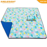 Couverture de pique-nique portable rembourrée légère à 3 couches, personnalisable, avec support en Oxford imperméable, pliable, pour le camping en plein air, avec poignée de transport