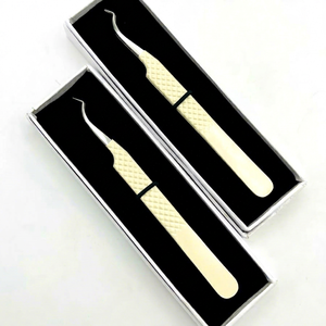 Pince à épiler pour extensions de cils en acier inoxydable japonais avec logo personnalisé, pointes lisses, nouvelle édition, poignée diamant, 45 degrés, 10 mm, pour une pose facile - Product Image 1