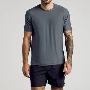 T-shirt de compression personnalisé en polyester et élasthanne, léger, respirant, pour la salle de sport, musculation, course à pied, séchage rapide, ajusté - Product Image 4
