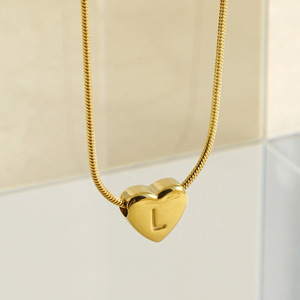 Collar Hongri Jewelry de Acero Inoxidable con Baño de Oro de 18K, Colgante de Corazón con Letra Mayúscula Grande y Cadena de Serpiente Redonda para Mujer 2026 - Product Image 3