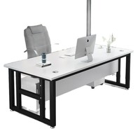 Bureau de direction moderne de luxe pour une personne, table de conférence minimaliste, poste de travail informatique