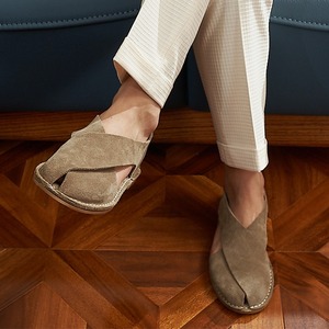 Sandalias de verano de nuevo estilo, de cuero genuino y gamuza, hechas a mano, con suela cómoda y suave, diseños huecos, de una pieza, informales, para hombre. - Product Image 3