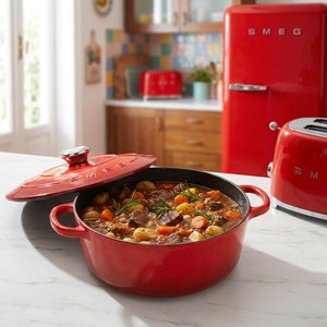 Casserole en fonte émaillée vintage <span class=keywords><strong>Smeg</strong></span> 26 cm 2,2 L avec couvercle pour mijoter sur cuisinière à gaz ou à induction - Product Image 4