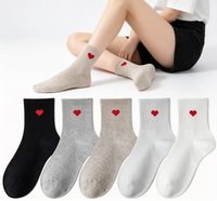 Chaussettes de tennis pour femmes, en tricot respirant, à col rond, avec motif cœur imprimé rouge sur le corps, douces, mignonnes, couleur unie