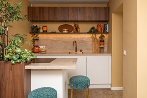 Meuble <span class=keywords><strong>de</strong></span> <span class=keywords><strong>bar</strong></span> <span class=keywords><strong>de</strong></span> cuisine moderne avec tabourets assortis, unités supérieures en bois et inférieures blanches pour espaces <span class=keywords><strong>de</strong></span> vie compacts - Product Image 2