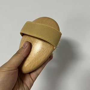 Brosse corporelle exfoliante en bois à poils naturels avec sangle de poignet - Product Image 2