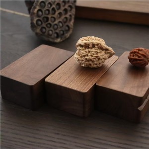 Caja de almacenamiento rectangular de madera de nogal negro con tapa y compartimentos para coleccionables y artefactos - Product Image 4