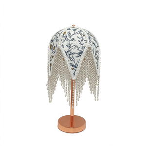 Lampada da Tavolo Retrò con Catena Dorata e Nappine, Paralume in Tessuto Floreale, Base in <span class=keywords><strong>Metallo</strong></span> Oro Rosa, Lampada da Scrivania <span class=keywords><strong>Vintage</strong></span> per Soggiorno - Product Image 1