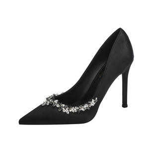 รองเท้าส้นเข็มผ้าซาตินสำหรับผู้หญิงปี 2025 แบบปลายแหลม สไตล์ฤดูใบไม้ผลิและฤดูใบไม้ร่วง ดีไซน์ฝรั่งเศส สง่างาม ประดับด้วยคริสตัล ส้นรองเท้าอเนกประสงค์ - Product Image 1