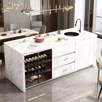 Îlot de cuisine de luxe blanc avec rangement pour vin, plaque de cuisson à induction intégrée, bar de cuisine moderne multifonctionnel en acier inoxydable
