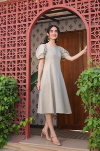 Fournisseur indien de robe flexible en coton pour femmes à la mode en moka doux robe confortable au genou avec coupe fluide pour voyage ou salon - Product Image 5