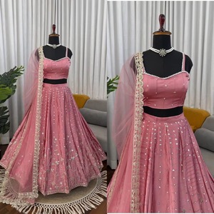 Ensemble Lehenga Choli rose clair japonais le plus vendu pour femmes, tenue de mariage ethnique de créateur, disponible à la vente - Product Image 3