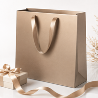 Papier laminé de luxe personnalisé avec poignée, emballage cadeau imprimé haut de gamme avec finition mate ou brillante pour les marques de vente au détail