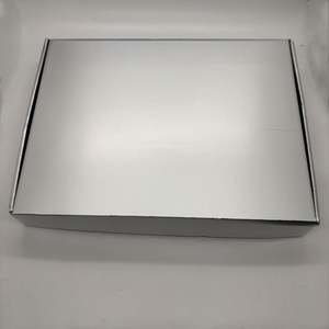 Caja de Envío de Cartón Corrugado Plateado Mate con Logotipo Personalizado para Embalaje y Entrega de Ropa - Product Image 1