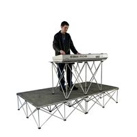 Scène de spectacle industrielle avec finition moquettée/antidérapante et podium pliable Spider Riser
