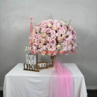 Boule florale artificielle tendance pour l'extérieur, centre de table 60 cm, roses blanches, ranunculus, gypsophile, style minimaliste