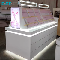 Comptoir de présentation cosmétique multi-matériaux (acrylique, métal, bois) avec revêtement par pulvérisation laqué haute brillance et éclairage LED, fabriqué en usine au Vietnam.