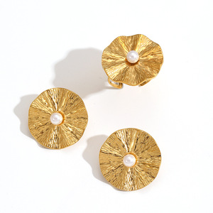 ต่างหูสแตนเลสสตีลประดับมุก ดีไซน์ดอกไม้ สำหรับผู้หญิง สวมใส่ได้ทุกวัน ชุบทอง 18K ลายดอกไม้เรขาคณิต - Product Image 4