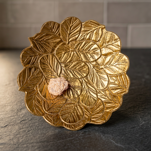 Assiette décorative en métal en forme de fleur, motif végétal gravé à la main, design oriental, couleur dorée - Product Image 5