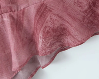 Robe mini asymétrique en mousseline rose à fines bretelles avec volants et fente haute pour soirée, club, vacances 2026 (OEM/ODM)