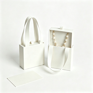 Boîte à bijoux élégante à porter à la main avec poignée en ruban vert, boîte cadeau en papier avec logo personnalisé pour emballage de bijoux et de boucles d'oreilles - Product Image 6