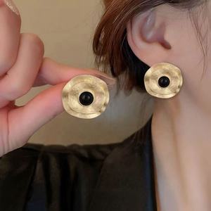 Boucles d'oreilles créoles excentriques de style vintage européen et américain, texture métallique lourde, style médiéval pour femmes - Product Image 1