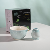 Accessoires et outils de cérémonie pour le matcha, personnalisables avec logo, faits à la main, motif floral sur le bec, ensemble bol à matcha Chawan et support pour fouet.
