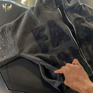 Patch brodé en éponge française personnalisé 500GSM en éponge épaisse avec strass en détresse lavé à l'acide pull-over sweats à capuche pour hommes - Product Image 3