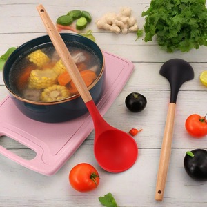 ทัพพีซิลิโคนทนความร้อนพร้อมด้ามไม้ ชุดช้อนเสิร์ฟอาหารแบบไม่ติดกระทะ สำหรับใช้ในครัว 4 ชิ้น - Product Image 3