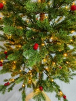 Arbre de Noël artificiel en PE pré-éclairé en gros, arbre de Noël vert réaliste avec lumières LED multicolores pour la décoration des fêtes
