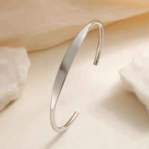 กำไลข้อมือสแตนเลสสตีลชุบทอง 18K แบบเปิดสลักชื่อได้ตามสั่ง สำหรับผู้หญิง ของขวัญวันครบรอบ เครื่องประดับแฟชั่น - Product Image 5