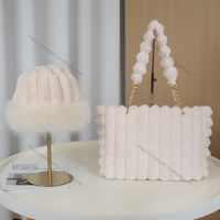 Sac fourre-tout en fausse fourrure avec poignée chaîne pompon et chapeau assorti, ensemble 2-en-1, grande capacité, sac à bandoulière d'hiver pour femme