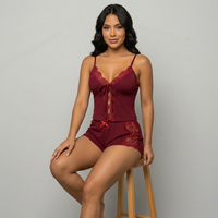 Ensemble de pyjama 2 pièces sexy et romantique pour femme, en dentelle bordeaux ajourée, avec caraco à col en V et short, en polyester, pour la détente et le sommeil.