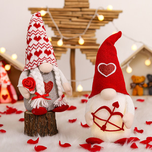 Décoration de lanterne de la Saint-Valentin, poupée en tissu tricoté, homme de la forêt tenant une fleur, poupée sans visage amoureuse - Product Image 6