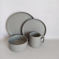 Assiette de service ronde nordique en céramique blanche écologique, faite à la main en porcelaine
