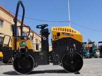 Rouleau compacteur vibrant robuste à double tambour tandem de 1 tonne avec moteur diesel à économie d'énergie et boîte de vitesses