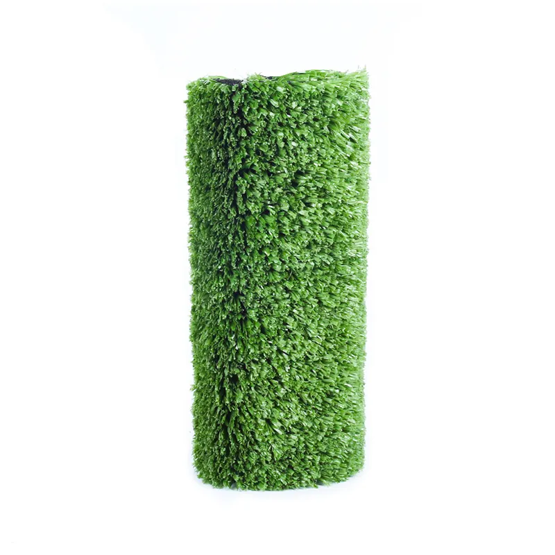 I fili di erba di fabbrica sono delicati e delicati tappeti in erba artificiale per il tetto