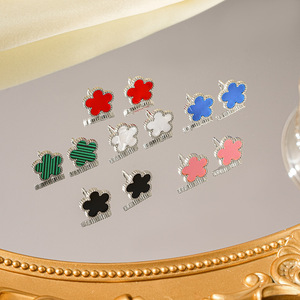 Pendientes <span class=keywords><strong>de</strong></span> tuerca <span class=keywords><strong>de</strong></span> acero <span class=keywords><strong>de</strong></span> titanio con diseño <span class=keywords><strong>de</strong></span> flor <span class=keywords><strong>de</strong></span> trébol <span class=keywords><strong>de</strong></span> cinco hojas para mujer, <span class=keywords><strong>de</strong></span> lujo ligero, que no se desvanecen, estilo nicho transfronterizo, color dorado. - Product Image 1