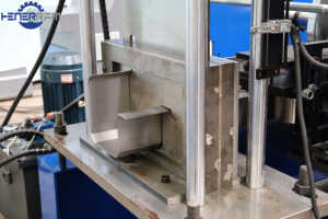 <span class=keywords><strong>Machine</strong></span> de fabrication de gouttière métallique en acier de haute qualité, <span class=keywords><strong>machine</strong></span> de formage à froid de profil de gouttière pour système de drainage - Product Image 5