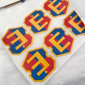 Étiquette en silicone PVC 3D personnalisée OEM avec logo en relief pour vêtements, sacs, chaussures, fabriquée en plastique TPU, prix d'usine - Product Image 2