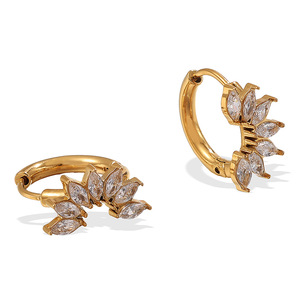 Pendientes Huggie de Oro con Aro y Circonita Blanca en Forma de Flor, Engaste de Garra, Joyería de Fiesta, Pendientes de Moda para Mujer EH865 - Product Image 5