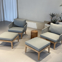 Chaise d'extérieur en bois avec dossier en corde et coussins, fauteuil de jardin pour patio et villa