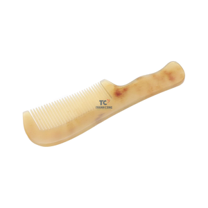 Precio más bajo Peine de cuerno hecho a mano natural Diente único ancho con mango Peine de cuerno Grabado de logotipo Fabricación aceptada en Vietnam - Product Image 2