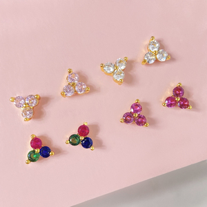 Pendientes de tuerca coreanos de moda chapados en oro con tres circonitas en forma de flor, pequeños, delicados y minimalistas, ¡gran oferta! - Product Image 2