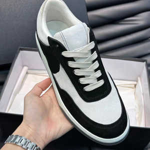 Zapato deportivo de cuero para hombre, zapatilla informal de negocios con diseño geométrico en blanco y negro con estética de diseñador - Product Image 1