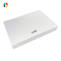 Boîte rigide en carton blanc avec couvercle et base, personnalisable avec logo imprimé, style minimaliste, pour vêtements, cosmétiques et cadeaux.