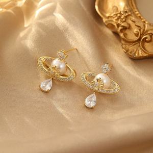Boucles d'oreilles clous en perles trèfle à quatre feuilles simples et polyvalentes pour femmes, personnalisables avec un détail en pompon et en zircon - Product Image 4